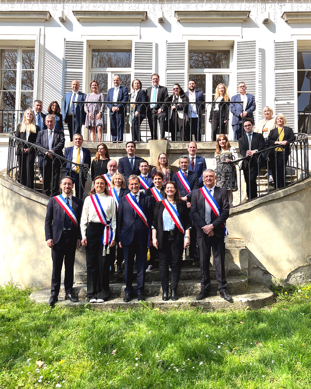 Le conseil municipal de Carrières-sur-Seine devant la mairie - 21 mars 2026