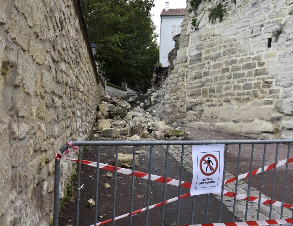 Eboulement d'un mur rue de la Fontaine