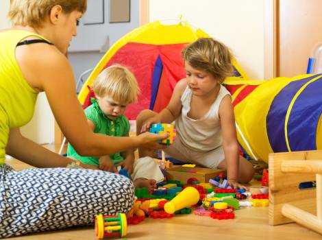 adulte joue avec enfants