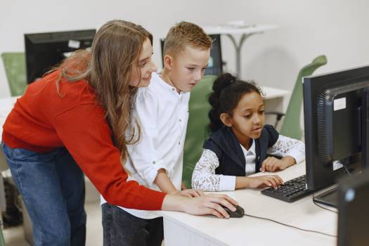 Enseignant ordinateur jeunes
