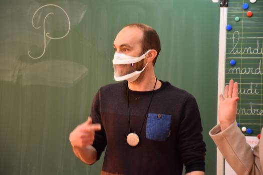 Masque inclusif porté par un professeur des écoles