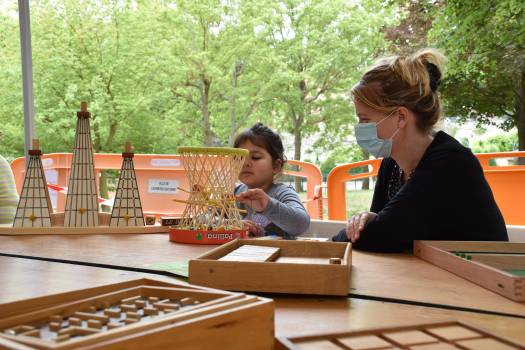 Famille qui joue dans le parc - Ludo hors les murs