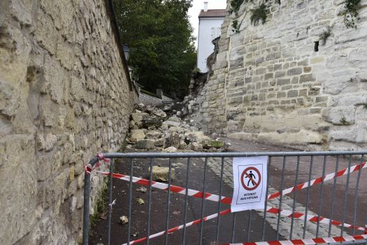 Eboulement d'un mur rue de la Fontaine