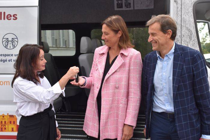 Remise des clés du minibus social