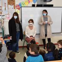 Les élèves interrogent les élus et l'enseignante au sujet des masques inclusifs