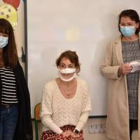 Les élus et l'enseignante écoutent les questions des élèves sur les masques inclusifs