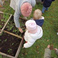 Relais Petite Enfance : Activité jardinage - désherbage en mars 2023