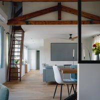 Séjour avec une belle hauteur sous plafond à Chatou