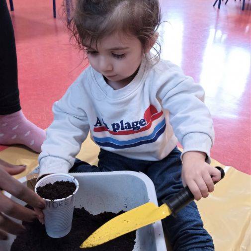 Relais Petite Enfance : Activité jardinage - semis en mars 2023
